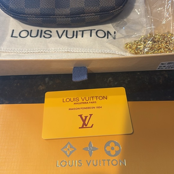 Louis Vuitton Mini Pouchette in Damier Ebene canvas. Gold color hardware. - Picture 11 of 12